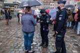 Policjanci w Wielkopolsce już wystawiają mandaty za brak maseczek. Tylko w sobotę wystawili ich kilkaset