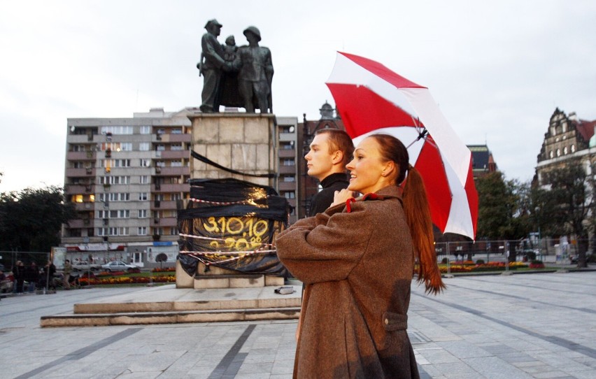 Pamiętacie legnicki plac Słowiński z pomnikiem Braterstwa Broni?