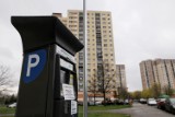Parkowanie na osiedlu Piastowskim. Mieszkańcy borykają się z brakiem miejsc. Czy pomogłaby strefa płatnego parkowania? "To nic nie zmieni” 
