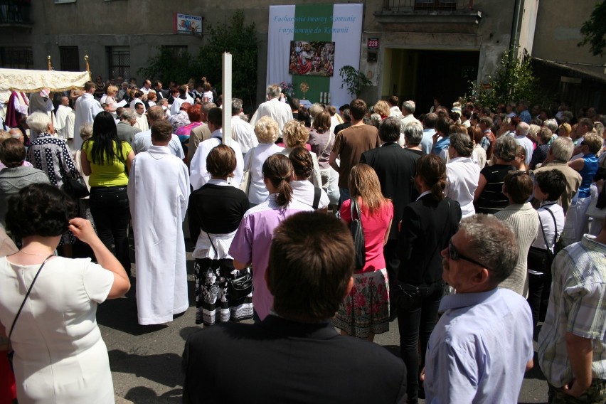 Tysiące wiernych uczestniczyło dziś w parafialnych...