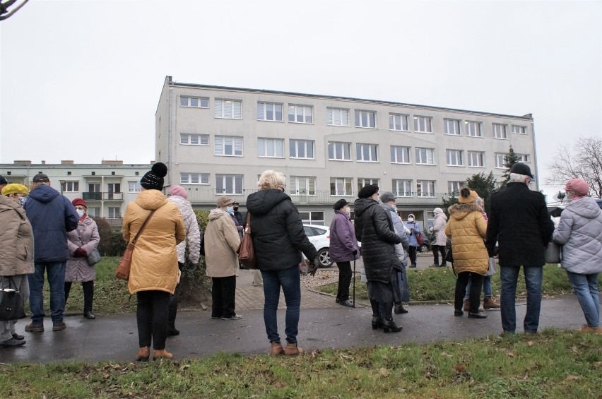 Pod siedzibą Kujawskiej Spółdzielni Mieszkaniowej w...