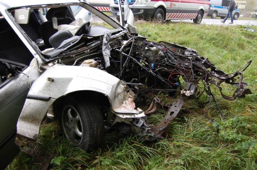 Śmiertelny wypadek w Łasku opel zderzył się z autokarem