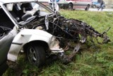 Śmiertelny wypadek w Łasku. Opel zderzył się z autokarem [zdjęcia]