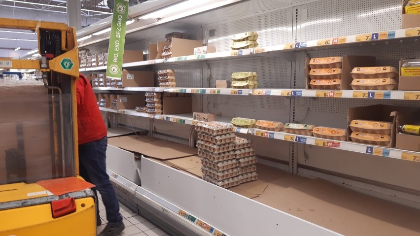 Sklep Auchan w Katowicach, przy DTŚ. Czwartek 13 marca 2020,...