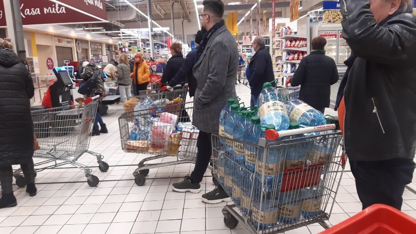 Sklep Auchan w Katowicach, przy DTŚ. Czwartek 13 marca 2020,...