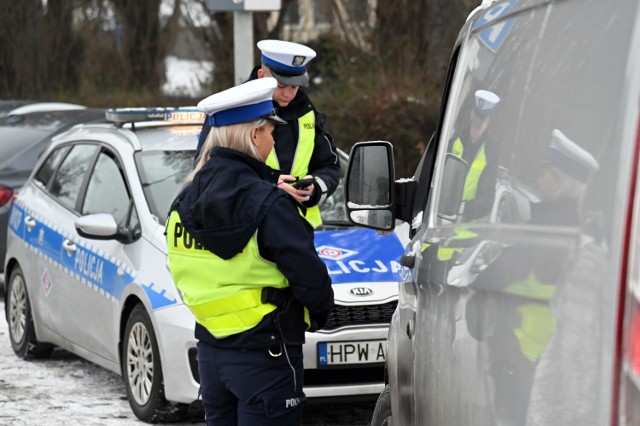 Policjanci zatrzymali do kontroli na ulicy Sokratesa w Warszawie kierowcę Land Rovera.