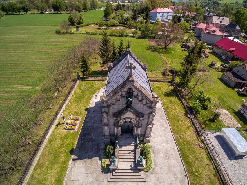 Mauzoleum von Magnisów w Ołdrzychowicach Kłodzkich z lotu...