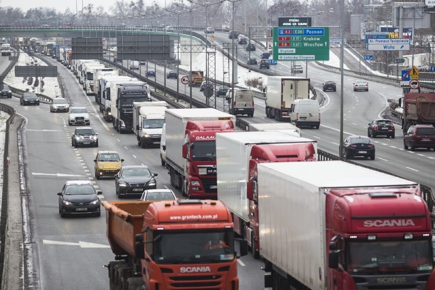 Ile samochodów w Warszawie? Zarejestrowanych ponad dwa miliony. „To porażka miejskiej polityki mobilności” 