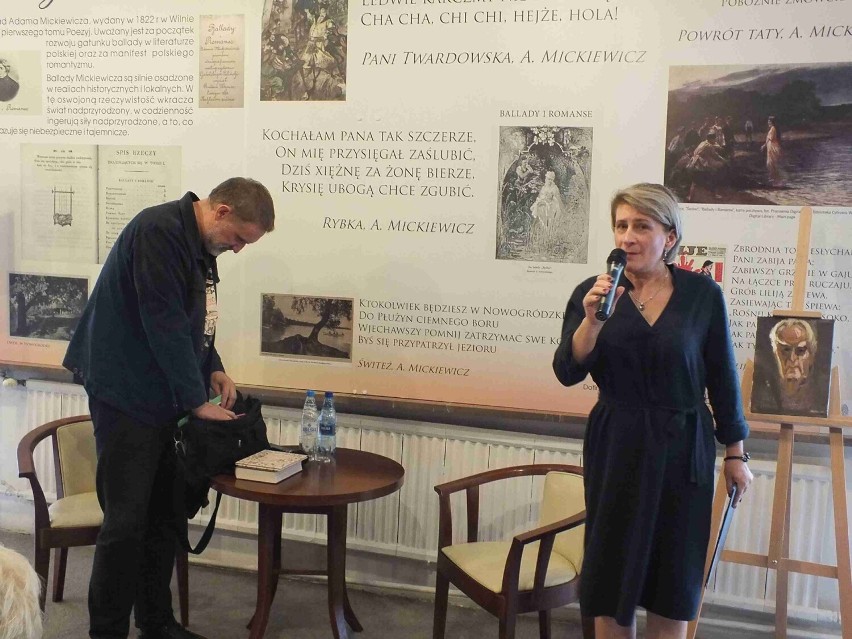 Spotkanie z Wojciechem Bonowiczem, redaktorem książki Wiesława Myśliwskiego, w Miejskiej Bibliotece Publicznej w Starachowicach