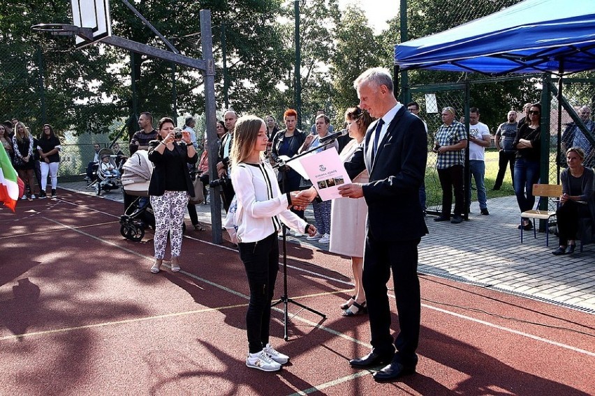 Przy Szkole Podstawowej z Oddziałami Gimnazjalnymi w Jedlinie-Zdroju odbyło się uroczyste rozpoczęcie roku szkolnego