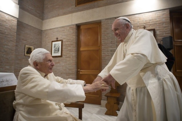 Papież Franciszek i jego poprzednik papież Benedykt XVI