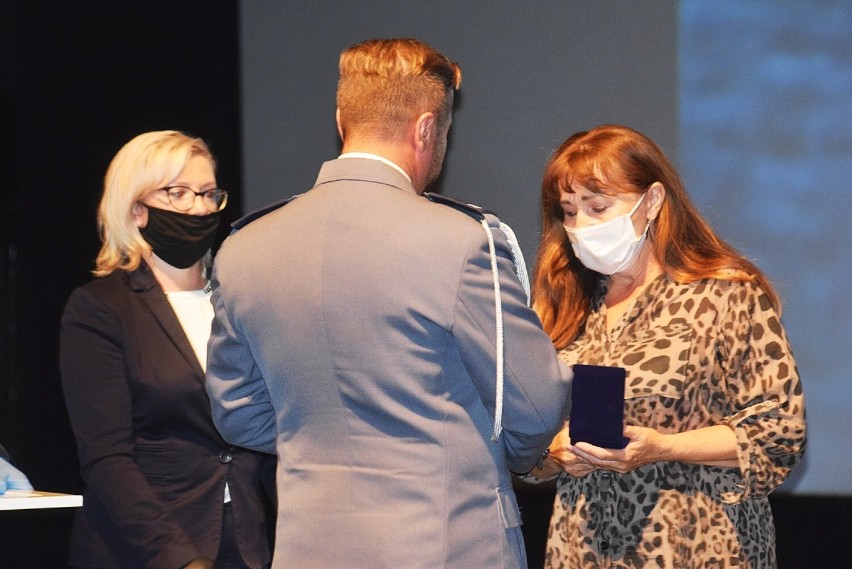 102. rocznica powstania policji. Komenda Powiatowa Policji w Oleśnicy świętuje. Odbyła się uroczysta gala. Były awanse i odznaczenia (FOTO)