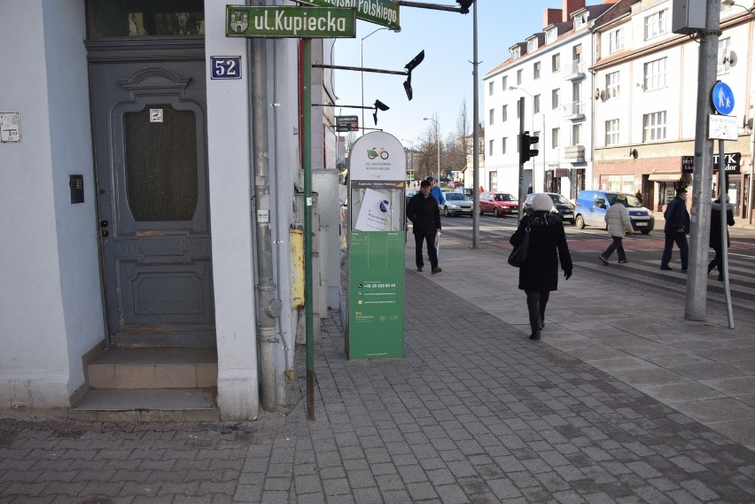 Zdewastowana stacja wypożyczeń rowerów u zbiegu ulic:...
