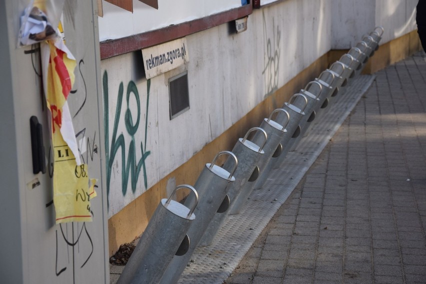 Zdewastowana stacja wypożyczeń rowerów u zbiegu ulic:...