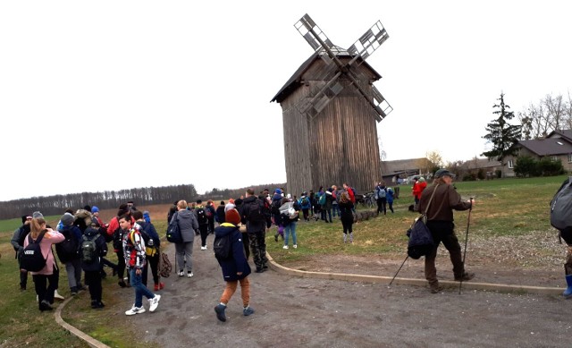 Uczestnicy rajdu zwiedzili m.in. wiatrak koźlak w Żalinie.