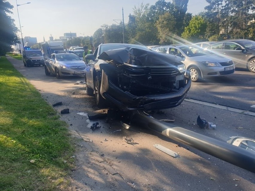 Groźnie na al. Piłsudskiego w Łodzi! Auto powaliło latarnię! ZDJĘCIA