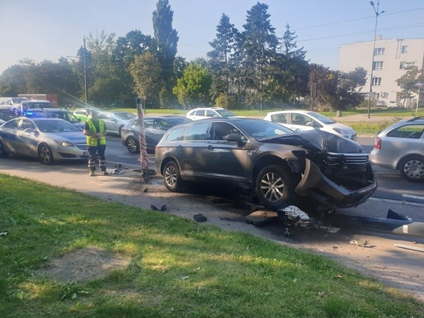 Groźnie na al. Piłsudskiego w Łodzi! Auto powaliło latarnię! ZDJĘCIA