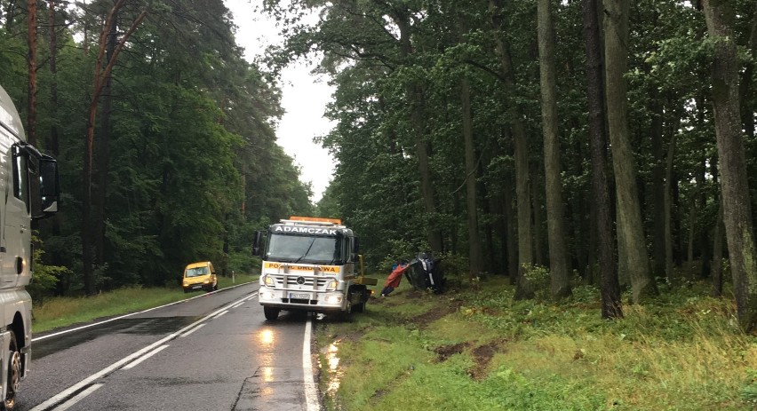 Wypadek na DW307. Opel wypadł z drogi, uderzył w drzewo...