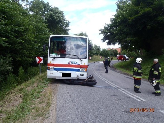 W dniu 30 czerwca br. o godzinie 1447 do Powiatowego Stanowiska Kierowania KP PSP w Świdwinie wpłynęło zgłoszenie  o wypadku komunikacyjnym w którym uczestniczył motocykl i autobus rejsowy.

Śmiertelny wypadek motocyklisty - Połczyn Zdrój [ZDJĘCIA]