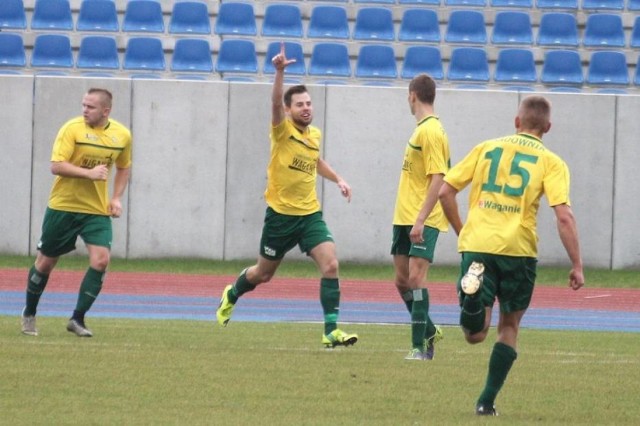 Rafał Langowski (L) po zdobyciu gola we Włocławku w meczu ligowym z Włoclavią.