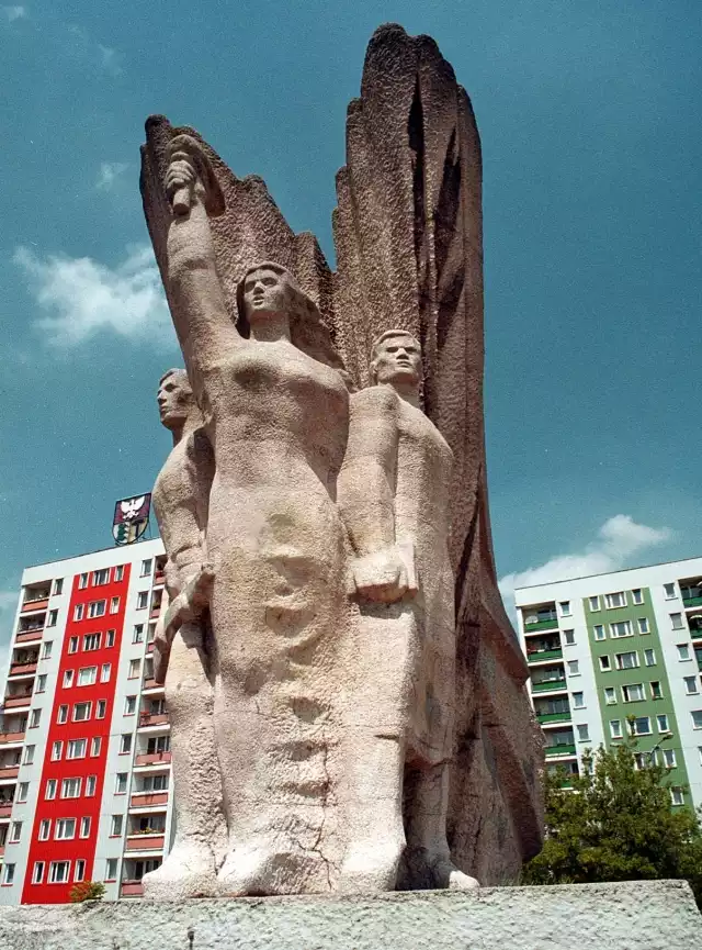 Pomnik Bohaterów Czerwonych Sztandarów w Dąbrowie Górniczej znajduje się w samym centrum miasta