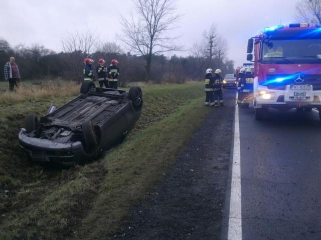 Suzuki dachowało na poboczu.