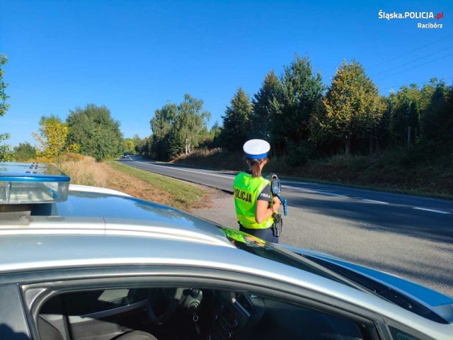 Policjanci przypominają o konieczności przestrzegania przepisów drogowych