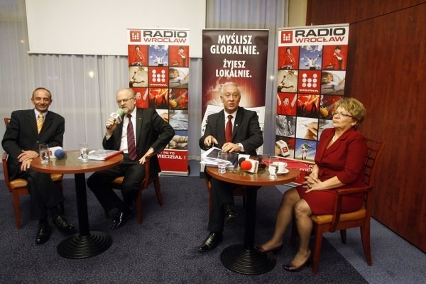Debata kandydatów na prezydenta Legnicy. Od lewej: Krzysztof...