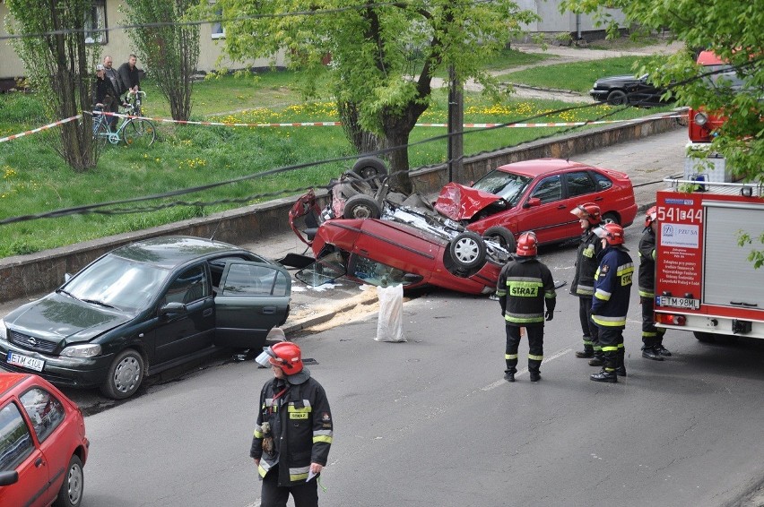 Tomaszów: Karambol na ul. Mireckiego. Kierowca zmarł mimo reanimacji (aktualizacja)