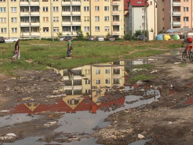 Rowu wykopanego w środku działki na kieleckim Malikowie praktycznie w ogóle nie widać. Kilkadziesiąt osób, które codziennie tędy przechodzą lub przejeżdżają narażonych jest na poważne niebezpieczeństwo.