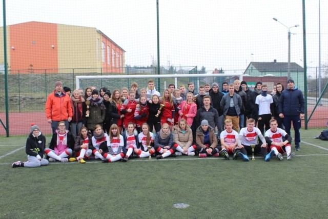 Na Orliku przy Miejskim Zespole Szkół w Radziejowie odbył się turniej piłki nożnej dziewcząt i chłopców zorganizowany przez UKS Przemystka.