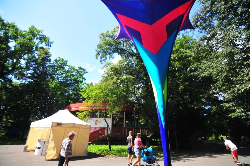 Warsztaty, gry, konsultacje językowe. Piknik Krakowski przyciągnął wielu zainteresowanych do parku Jordana 