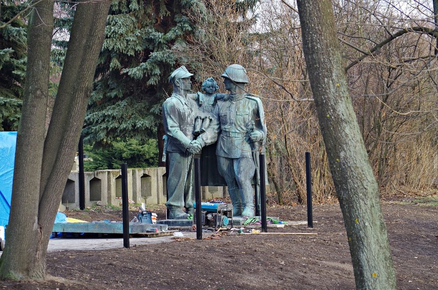 Pomnik z radzieckim żołnierzem stanął na cmentarzu [ZDJĘCIA]