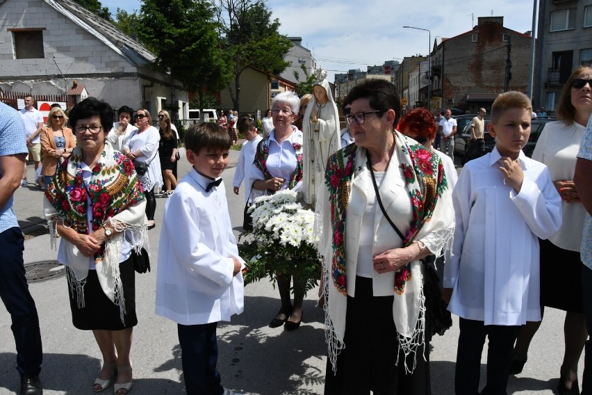 Boże Ciało 2022 w Parafii Garnizonowej w Kielcach. Wiele osób modliło się na mszy świętej i uczestniczyło w procesji eucharystycznej