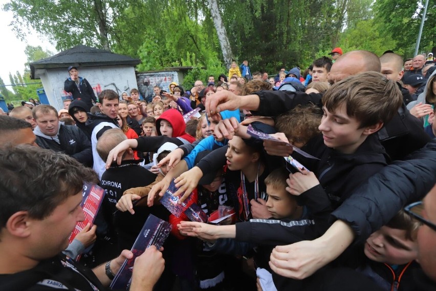 W gliwickiej Sośnicy piłkarze Górnika Zabrze na czele z Lukasem Podolskim rozdawali autografy i bilety na mecz z Pogonią Szczecin.