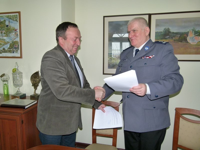 Umowę podpisali burmistrz Jan Serafiński i komendant...