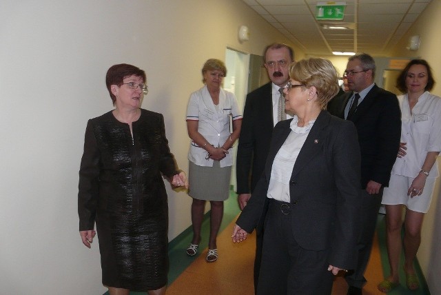 Elżbieta Błaszczyk (z lewej) podczas wizyty wojewody w Tomaszowskim Centrum Zdrowia