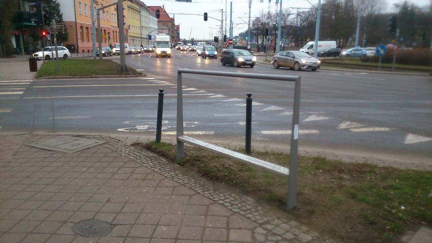 Przy przejściach dla pieszych w Gdańsku pojawiły się podpórki dla rowerzystów [ZDJĘCIA] 