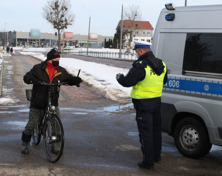 Malbork. Policjanci w szkole i na drogach. Akcje edukacyjne dla młodszych i starszych 