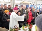 Metropolita krakowski ks. abp Marek Jędraszewski święcił pokarmy na placach targowych i przy Bazylice Mariackiej