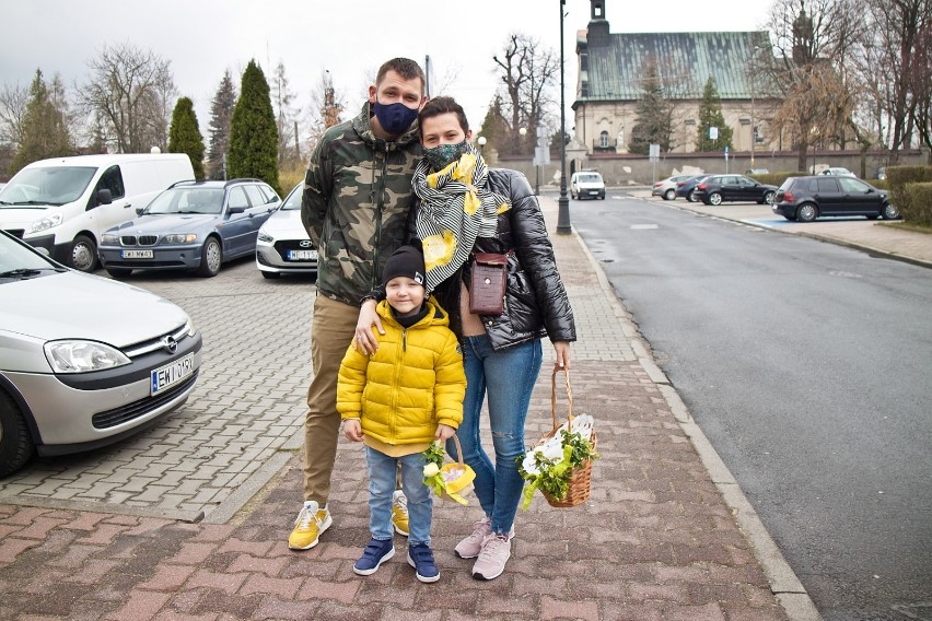 Wielka Sobota. Tradycyjne poświęcenie pokarmów u Franciszkanów w Wieluniu