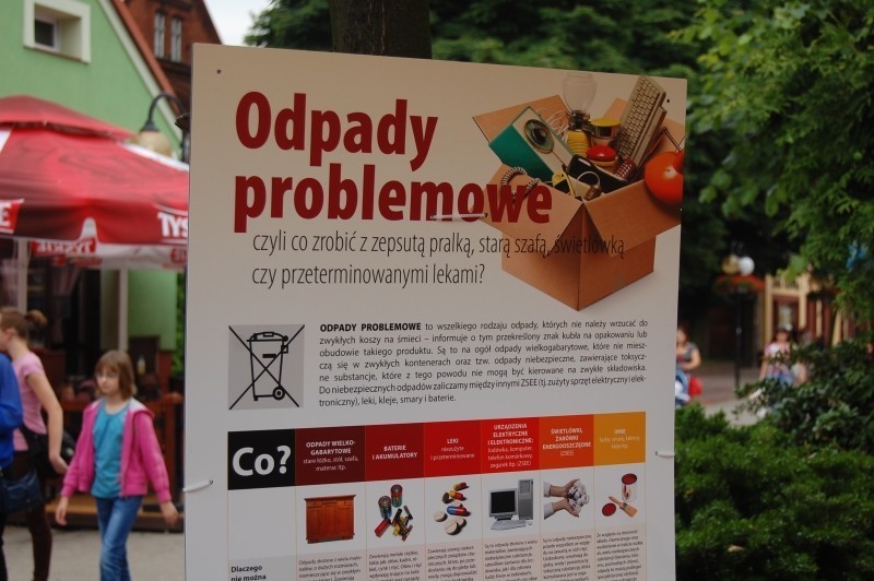 Kwidzyn: Na deptaku Eko-Inicjatywa zaprezentowała &quot;śmieciową&quot; wystawę