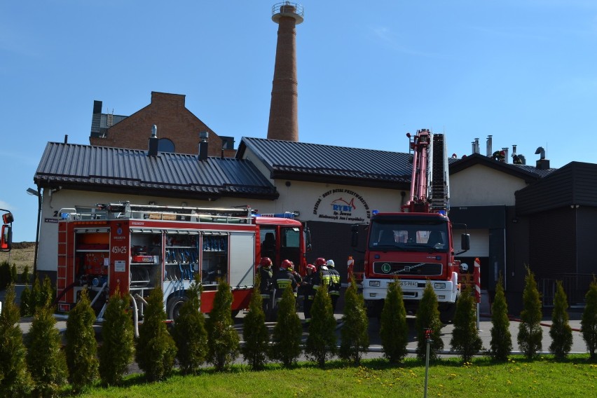 Ewakuacja pracowników w zakładzie przetwórstwa rybnego w Kościerzynie [ZDJĘCIA, WIDEO]