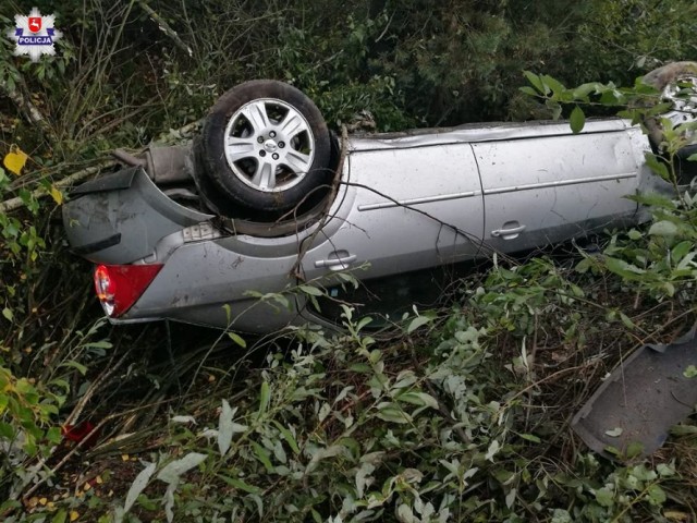 Kaplonosy. Wypadek na DW 812. Kierowca stracił panowanie nad pojazdem i dachował