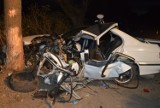 Wypadek pod Toruniem. Kierujący bmw uderzył w drzewo [zdjęcia]