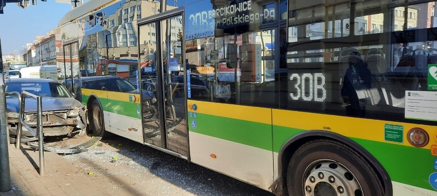 Kierowca próbował ominąć pieszego na pasach...