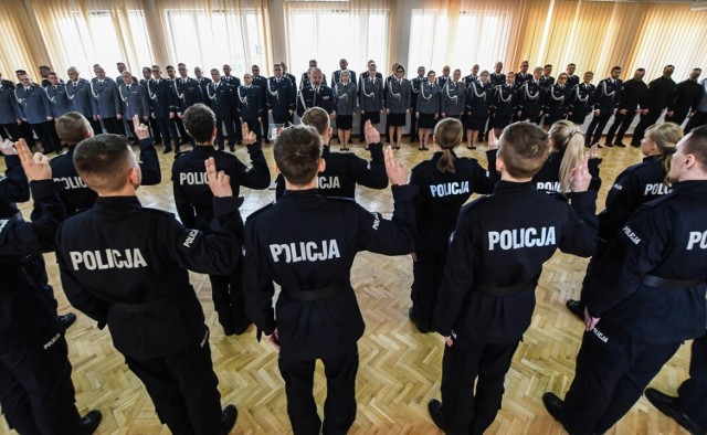 Ślubowanie nowych policjantów w KWP w Bydgoszczy w środę, 8.03 br. z 23 funkcjonariuszy do Bydgoszczy trafi... jeden.