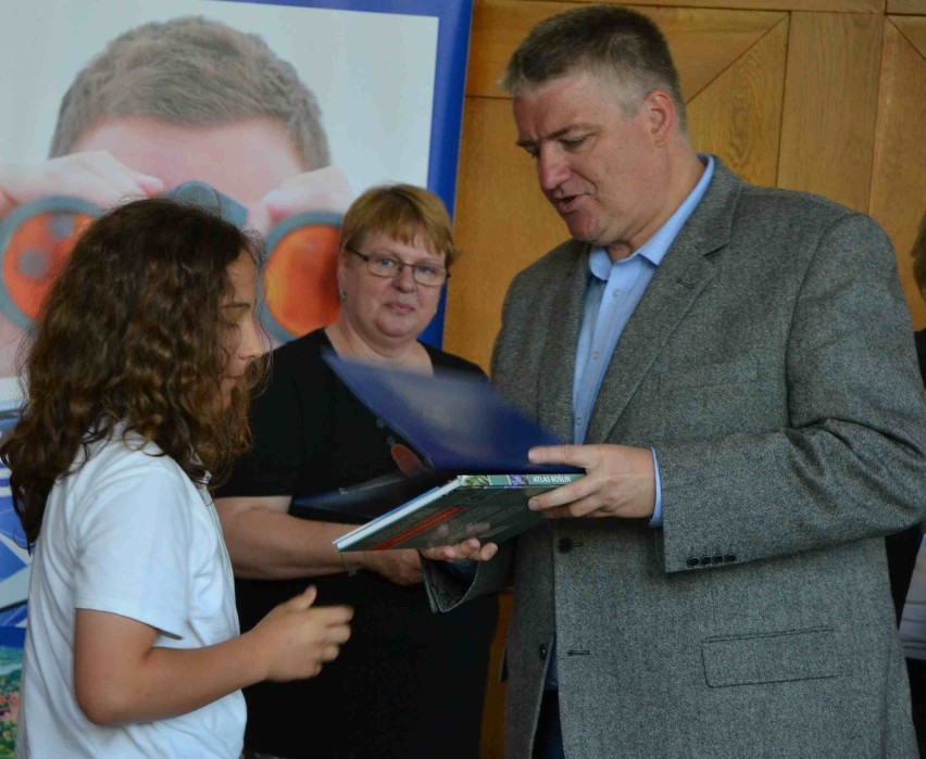 Malbork: Laureaci olimpiad, konkursów i zawodów odebrali nagrody od burmistrza