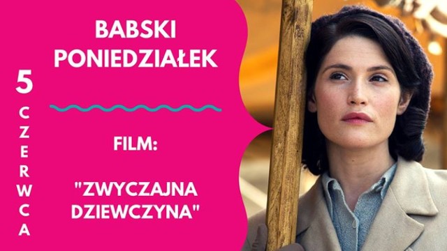 5.06.2017 (poniedziałek) godz. 17:00
Centrum Sztuki Mościce 
Tarnów, ul. Traugutta 1

Catrin (Gemma Arterton) jest młoda, pełna energii i właśnie została zatrudniona w małej agencji reklamowej, która pracuje nad scenariuszami filmów propagandowych. Kraj potrzebuje produkcji, które podniosą obywateli na duchu! A Catrin ma pomóc w ich powstawaniu. Ale jak zwyczajna dziewczyna ma odnaleźć się na stanowisku dotychczas zarezerwowanym wyłącznie dla mężczyzn? Szczególnie, gdy jej szefem jest przystojny i pewny siebie scenarzysta, Tom (Sam Claflin), który nie wierzy, że jakakolwiek kobieta może poradzić sobie z takim zadaniem.

Catrin postanawia udowodnić mu, jak bardzo się myli. I szybko przekonuje się, że życie pisze najciekawsze scenariusze.

➡ godz. 17:00 - kiermasz, godz. 18:00 seans filmowy | Bilety: 10 zł dla pań, 15 zł - panowie
➡ godz. 19:00 - kiermasz, godz. 20:30 seans filmowy | Bilety: 10 zł dla pań, 15 zł - panowie