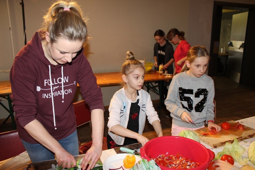 Ferie zimowe dobiegają końca. Uczestnicy zajęć w Zbąszyńskim Centrum Kultury bawili się przy ognisku